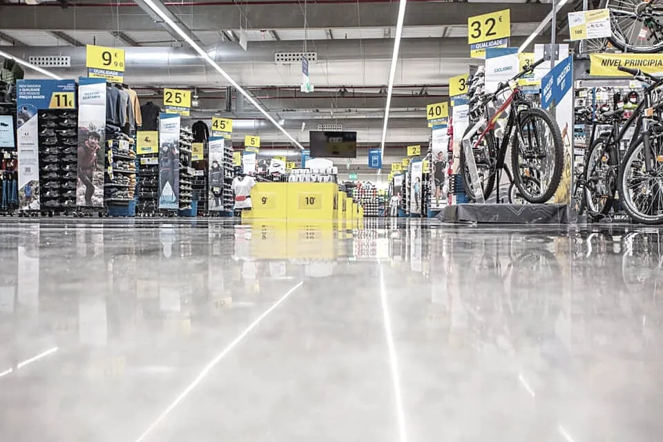 Scrubber-dryer in a supermarket aisle